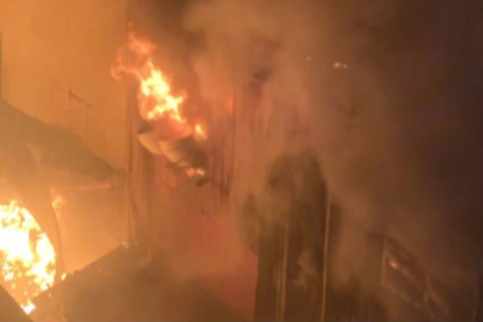 Xưởng đồ gỗ ở Hà Nội bốc cháy trong đêm