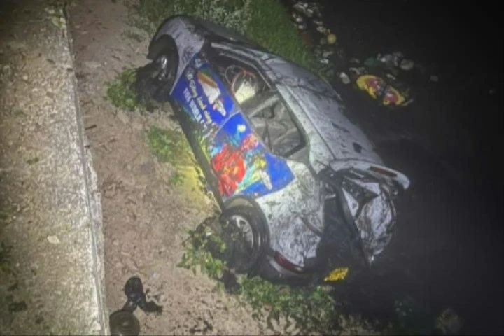 Hà Nội: Ô tô con lao xuống sông Nhuệ, tài xế may mắn thoát nạn