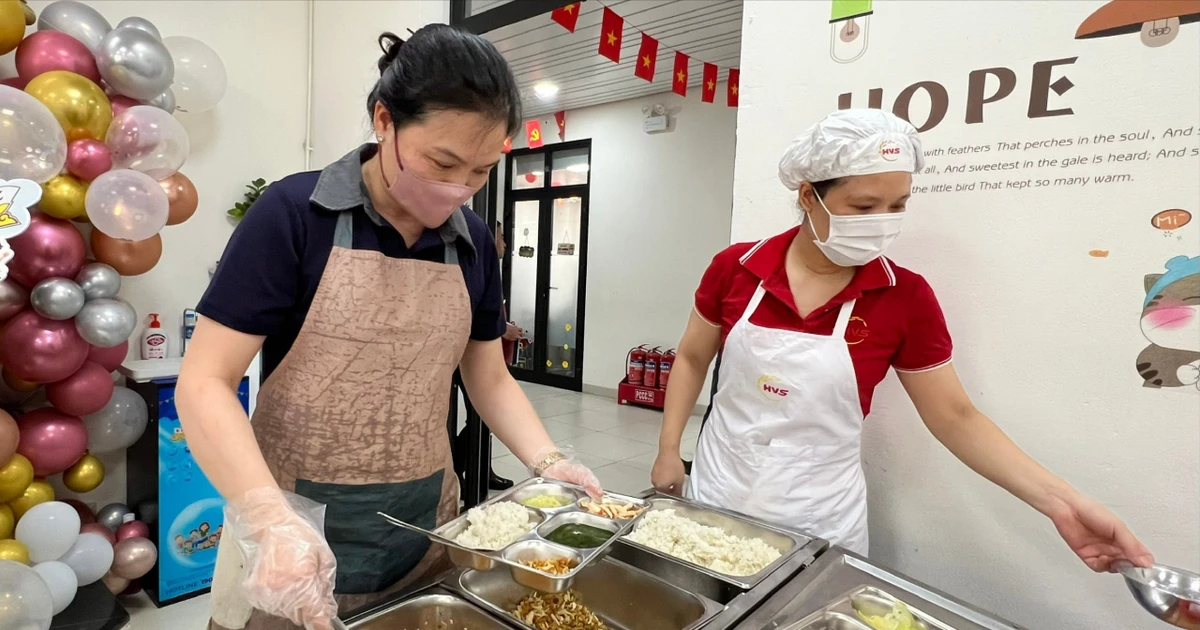 Thực phẩm bốc mùi vào trường học: Ai chịu trách nhiệm?