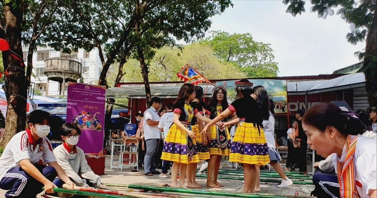 Kéo học trò rời màn hình điện thoại