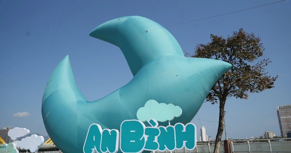 Chú chim xanh bất ngờ 'đổ bộ' ba miền, dân mạng rủ nhau đi check-in