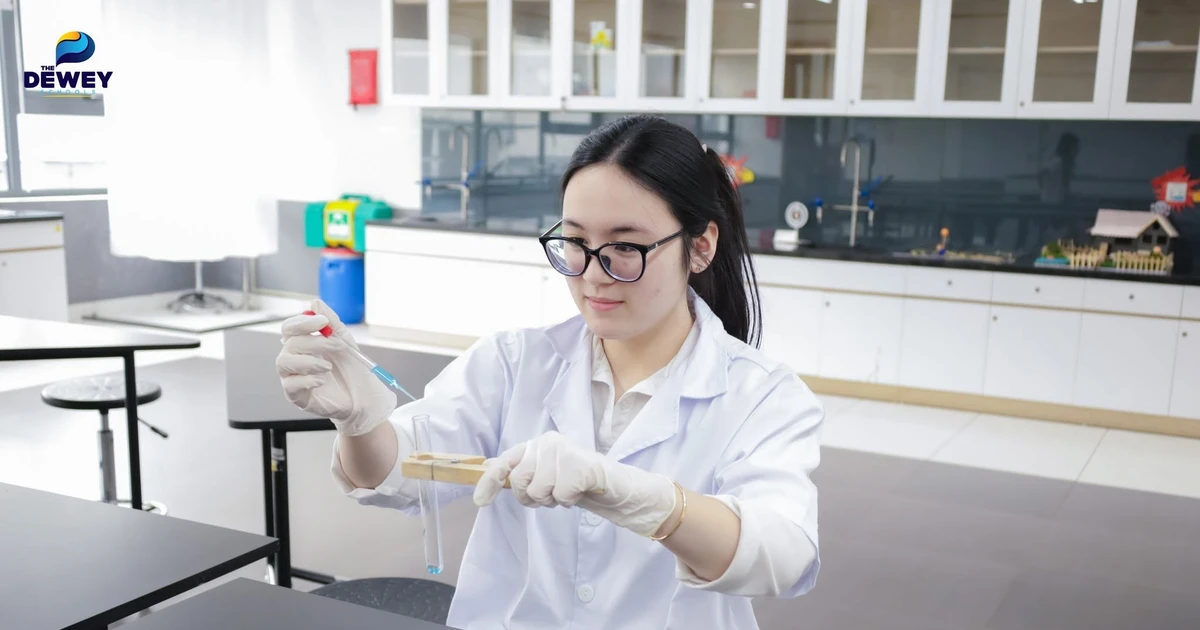 Từ nỗi sợ khoa học tự nhiên đến học bổng 6,8 tỷ đồng ngành vật lý trị liệu