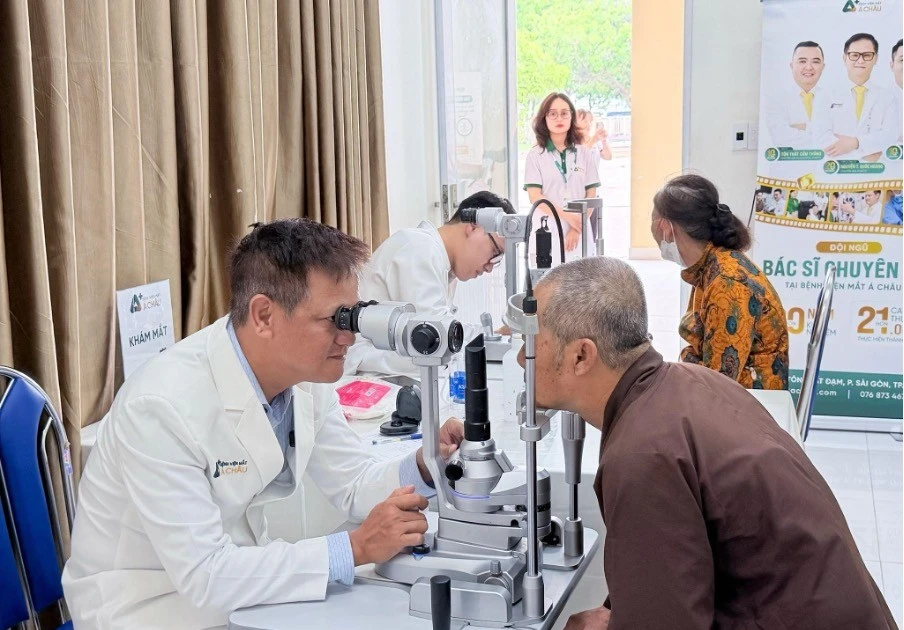 Bệnh viện Mắt Á Châu khám bệnh lý nhãn khoa miễn phí cho hơn 300 người dân Long Hải