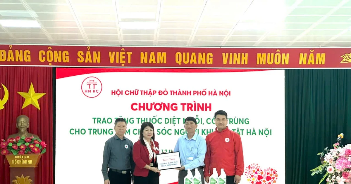 Trao tặng thuốc diệt muỗi cho Trung tâm Chăm sóc người khuyết tật Hà Nội