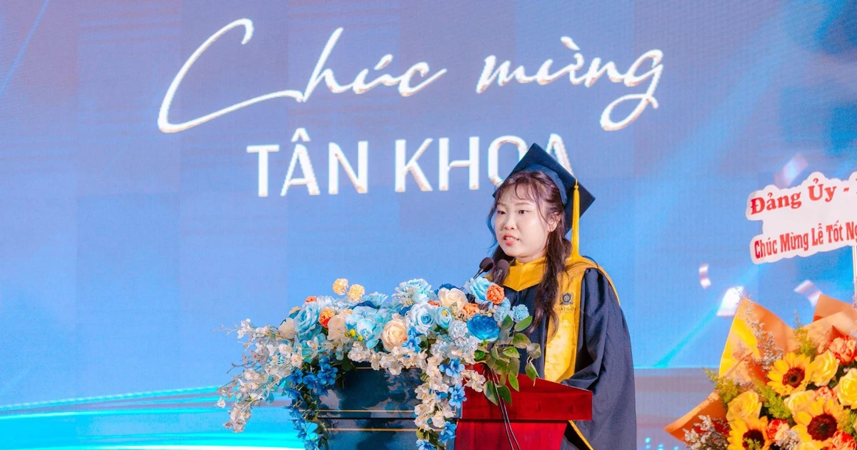 Từ giấc mơ du học dang dở đến danh hiệu thủ khoa toàn khóa của nữ sinh Phú Yên