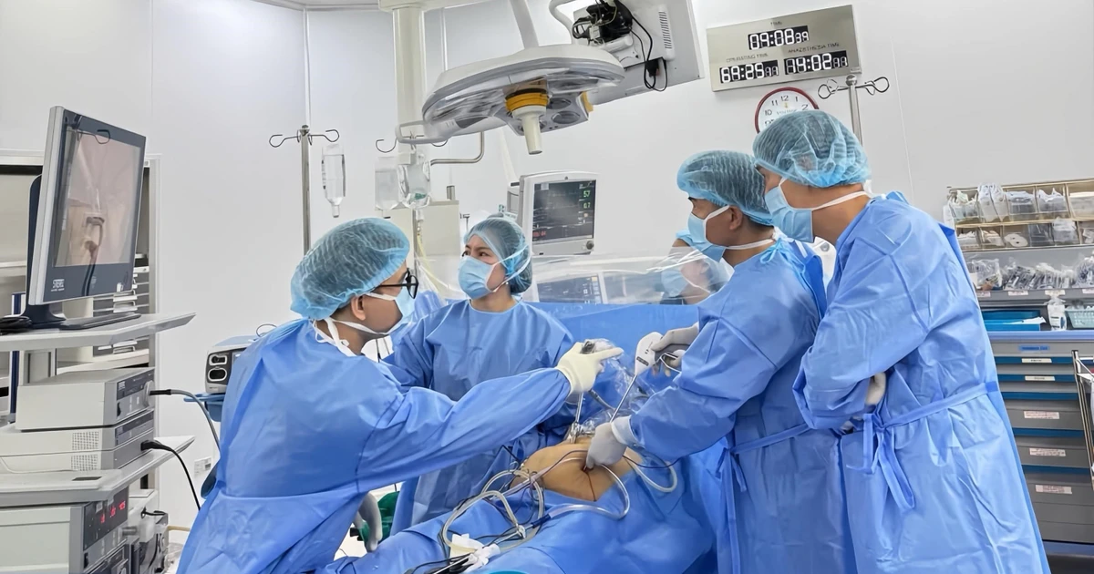 Vinmec Đà Nẵng mổ cấp cứu loại bỏ khối u buồng trứng khổng lồ cho bệnh nhân suy thận
