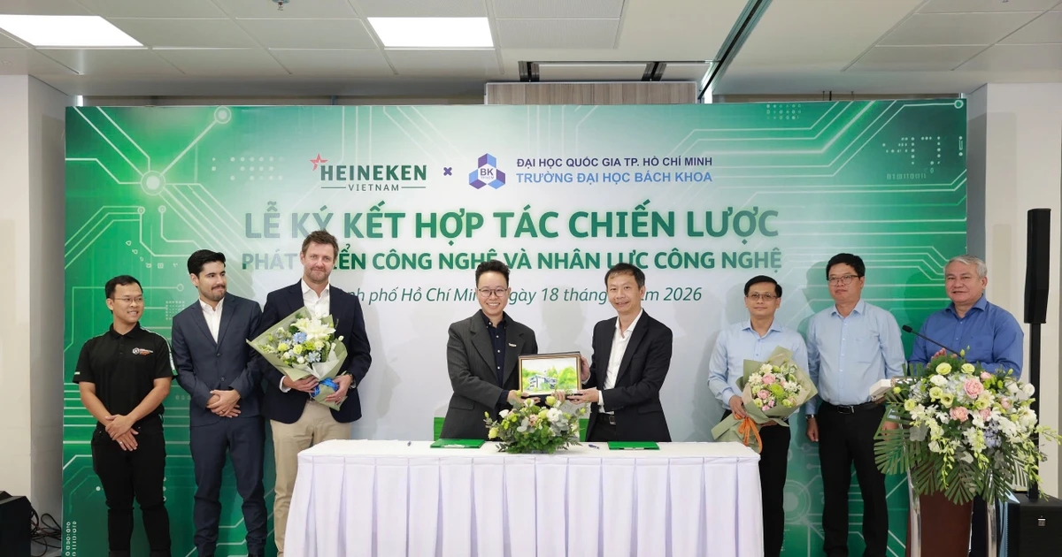 Trường ĐH Bách khoa (ĐHQG TP. HCM) hợp tác sản xuất robot hình người cho Heineken