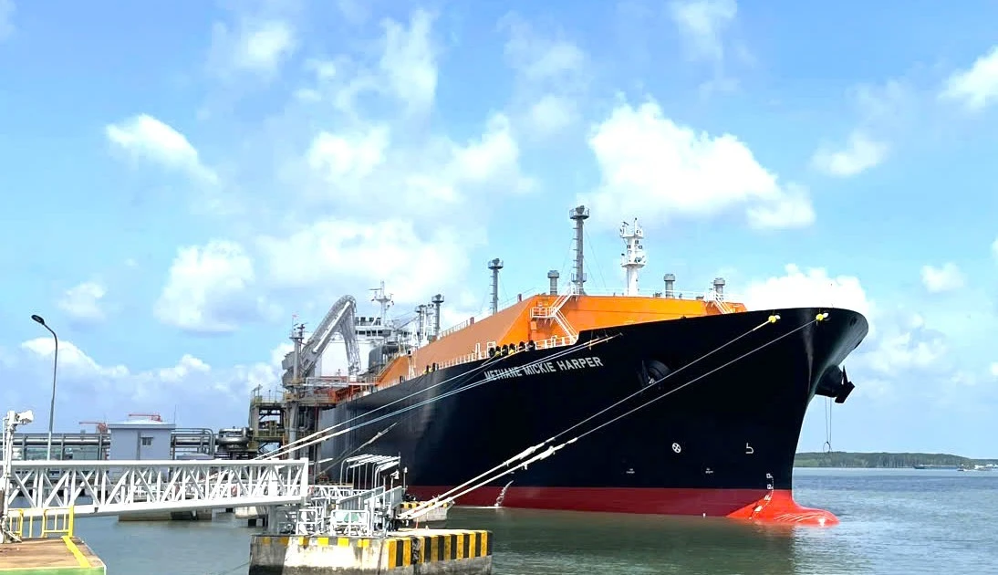 Gần 120.000 tấn LNG, LPG cập cảng giữa cao điểm ‘nóng’ về năng lượng