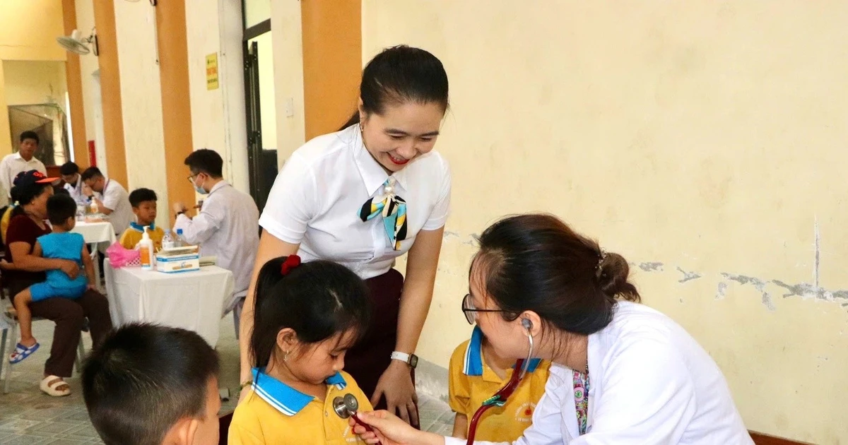 Cục Quản lý, giám sát bảo hiểm phối hợp tổ chức khám bệnh, phát thuốc miễn phí, tặng quà trẻ em ở Hà Tĩnh