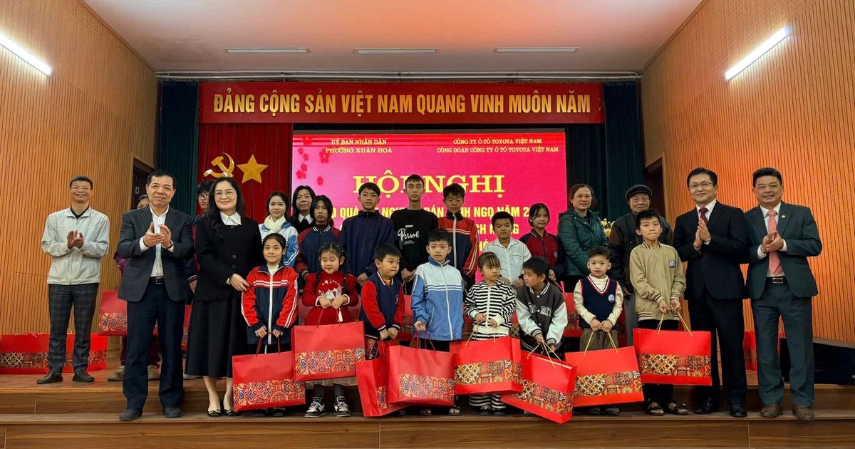 Ấm áp ngày cuối năm, Toyota trao quà Tết cho gia đình chính sách và có hoàn cảnh đặc biệt tại Phú Thọ