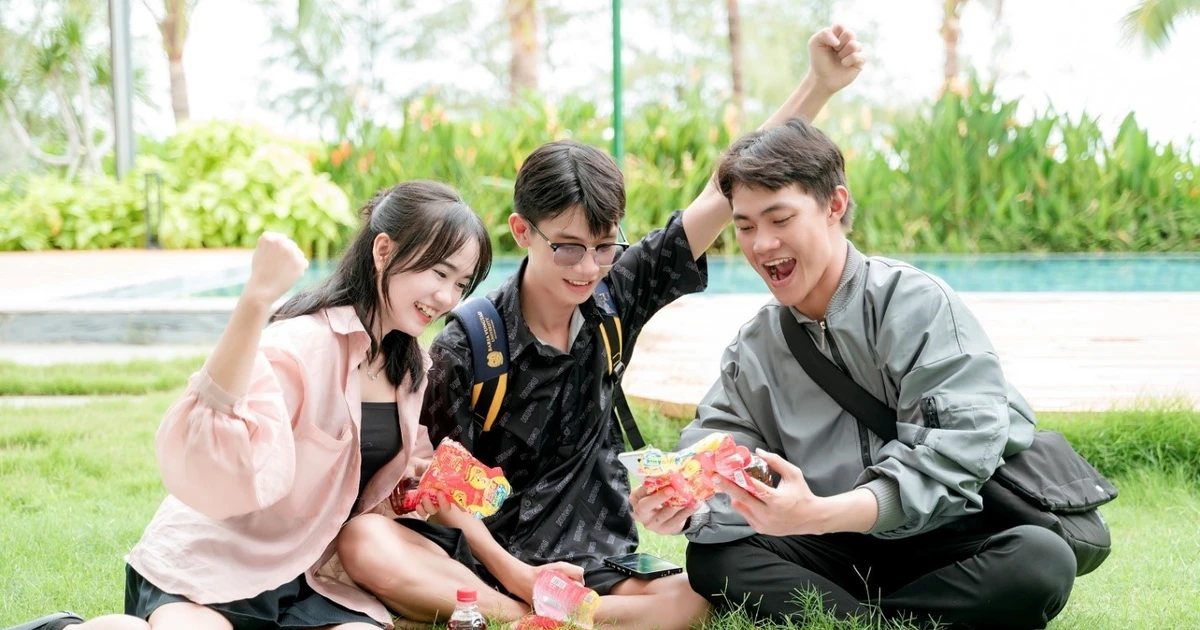 Nghỉ lễ này, nhiều người không chỉ tiêu tiền mà còn thử 'kiếm thêm' từ một chai nước