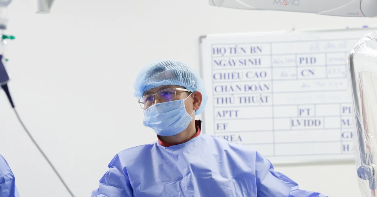 Đang nằm cấp cứu, bác sĩ vẫn rời giường bệnh tới phòng can thiệp cứu bệnh nhân “ngàn cân treo sợi tóc”