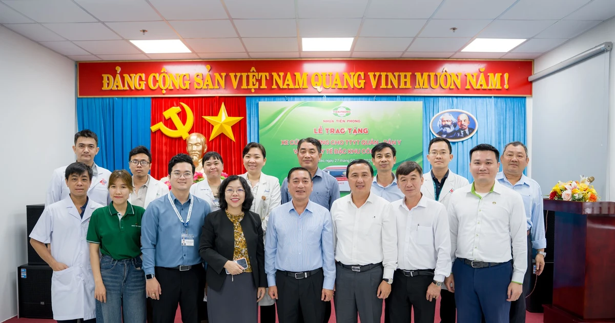 Nhựa Tiền Phong trao tặng 2 xe cứu thương cho ngành y tế Côn Đảo nhân ngày 27/2