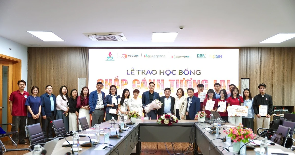 Quỹ Văn hóa DB Kim Jun Ki trao tặng học bổng cho sinh viên 09 Trường Đại học thuộc Hiệp hội Thương mại điện tử Việt Nam