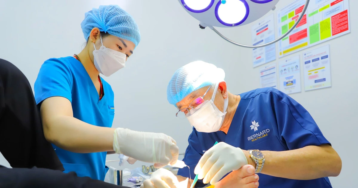 Bác sĩ hơn 70 tuổi vẫn 'hết lòng' với những vết thương khó lành