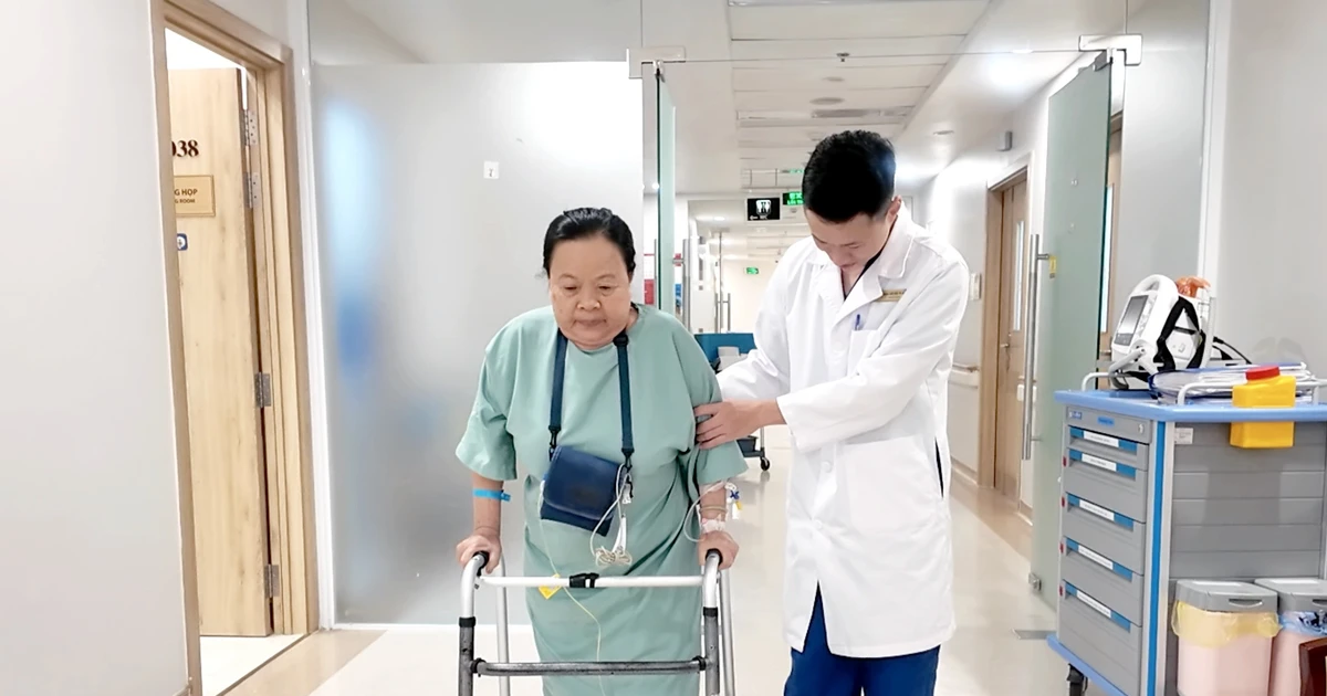 Gần như mất khả năng vận động, bệnh nhân được 'hồi sinh' đôi chân nhờ phẫu thuật bằng robot AI tại Vinmec Nha Trang