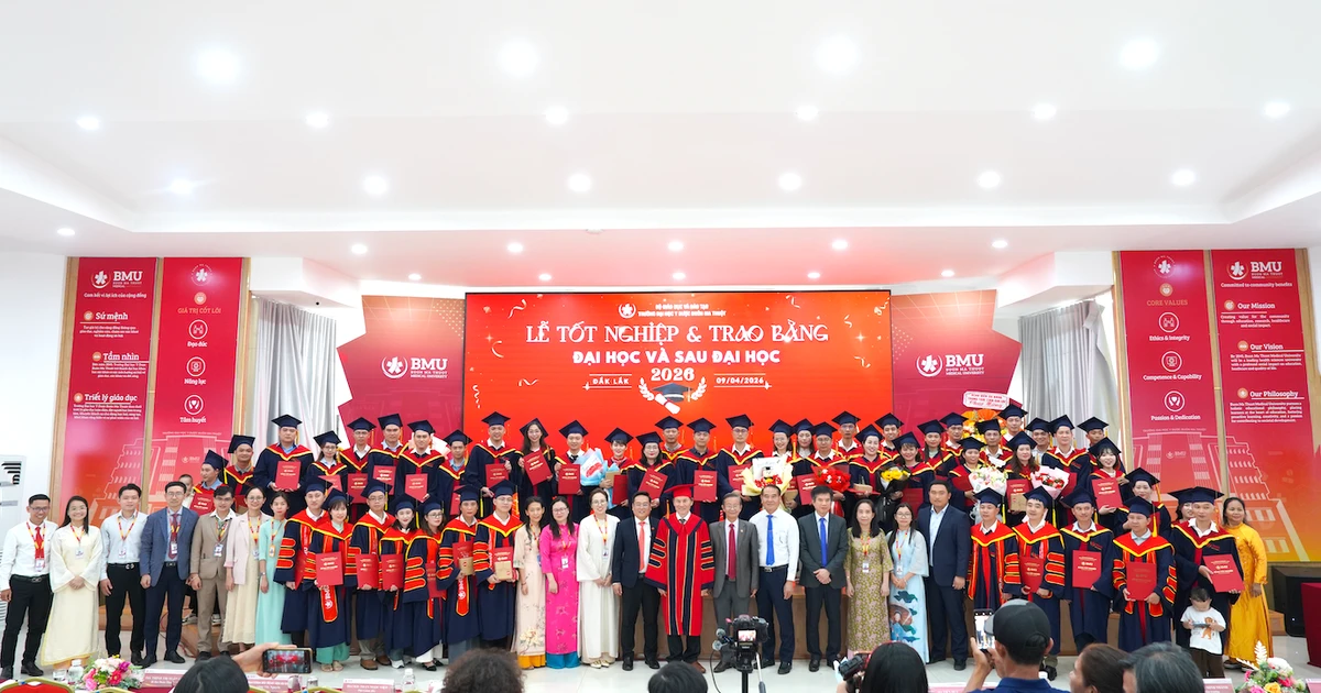 Trường Đại học Y Dược Buôn Ma Thuột trao bằng tốt nghiệp cho 136 tân bác sĩ Chuyên khoa cấp I, bác sĩ Y khoa