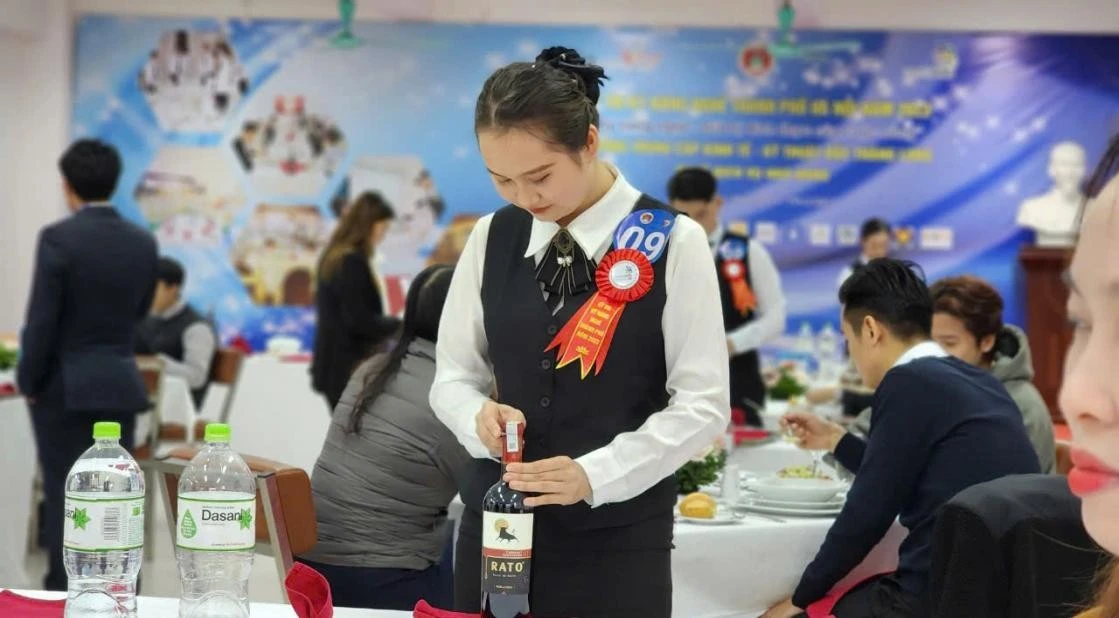 Từ nữ sinh học song bằng đến quản lý nhà hàng