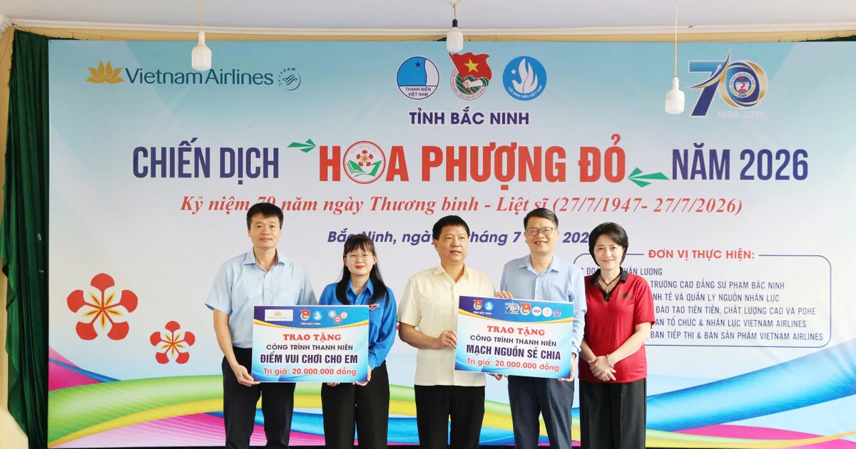 Hoa phượng đỏ thắp sáng vùng cao Xuân Lương