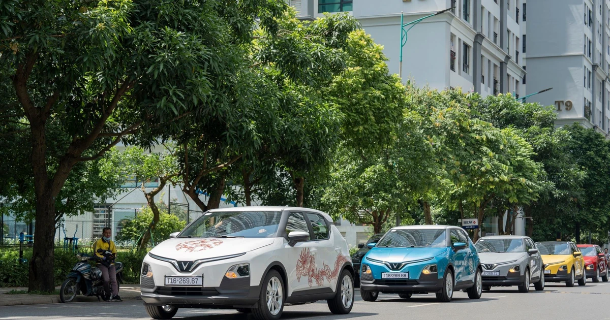 Giá xăng biến động, ô tô điện trở thành lời giải tiết kiệm cho khách Việt