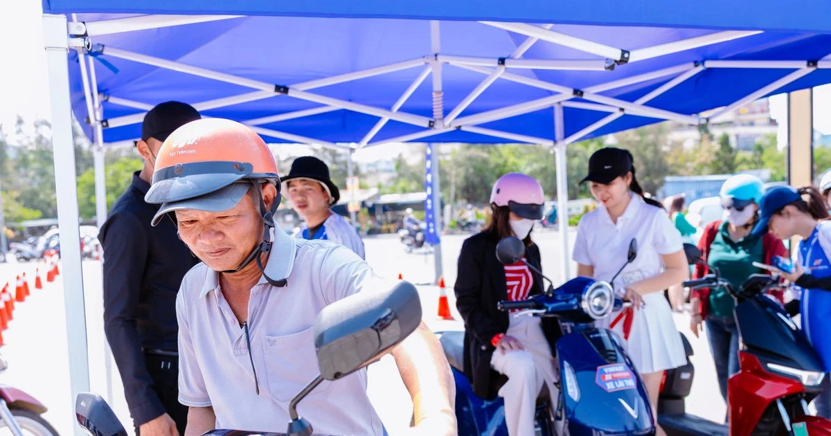 Định giá chớp nhoáng, trợ giá hấp dẫn: Người dân tấp nập mang xe xăng đổi lấy xe máy điện VinFast