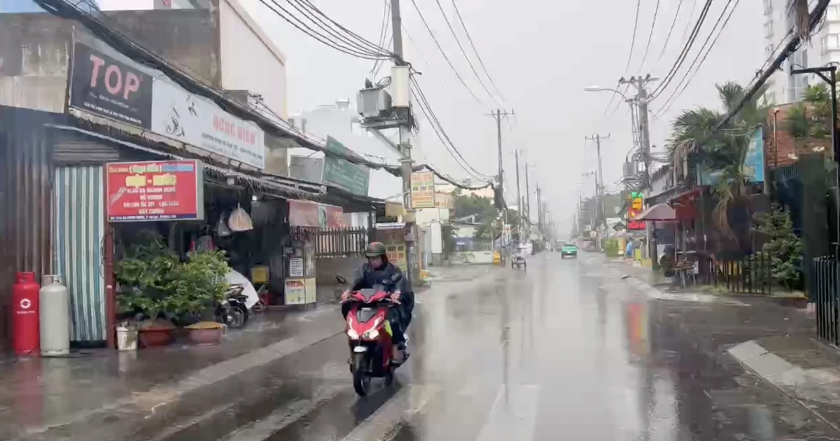 Mưa đầu mùa xối xả ở TPHCM, người đi đường lấm lem, ướt sũng