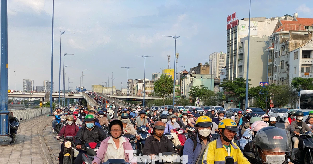 Các lối vào trung tâm TPHCM ken đặc người, xe trong sáng đầu tuần sau lễ