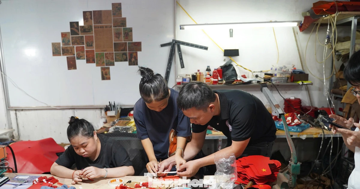 Phụ kiện cờ Tổ quốc 'cháy hàng', nhân công làm việc không ngơi tay