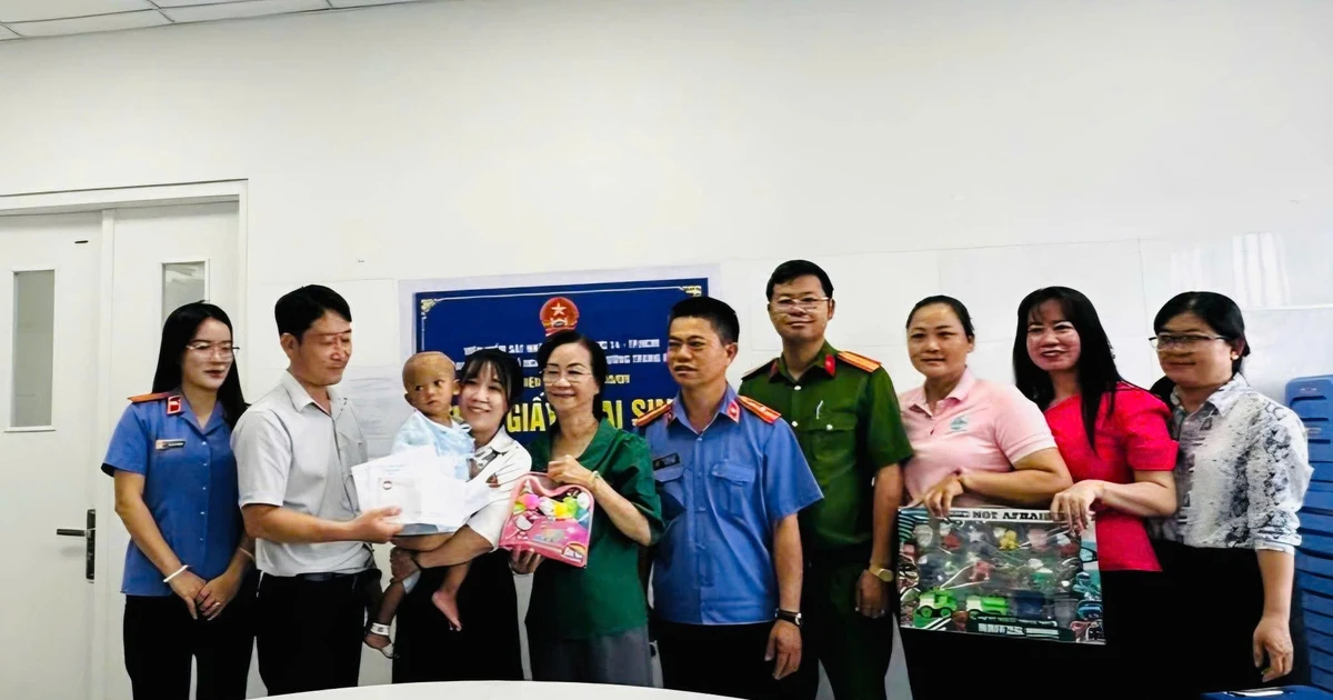 Diễn biến mới vụ bé 2 tuổi bị mẹ và người tình bạo hành tại TPHCM
