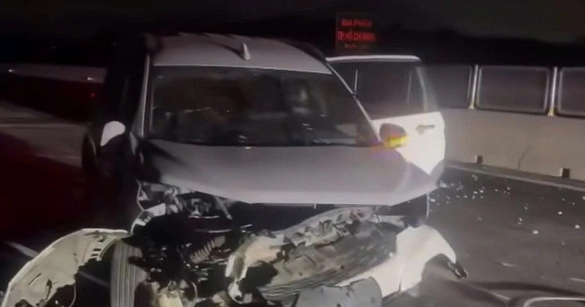 Xe 7 chỗ gặp nạn trên cao tốc chưa mở, 3 người nhập viện