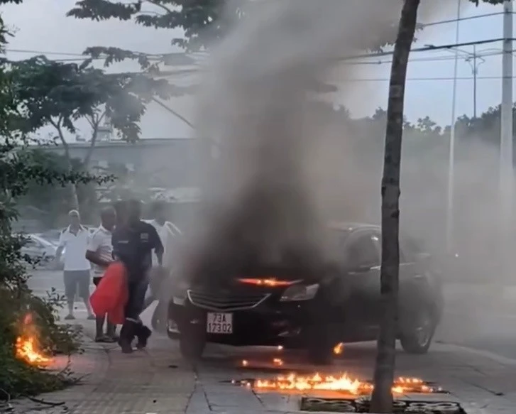 CLIP: Ô tô bất ngờ bốc cháy trên vỉa hè TPHCM
