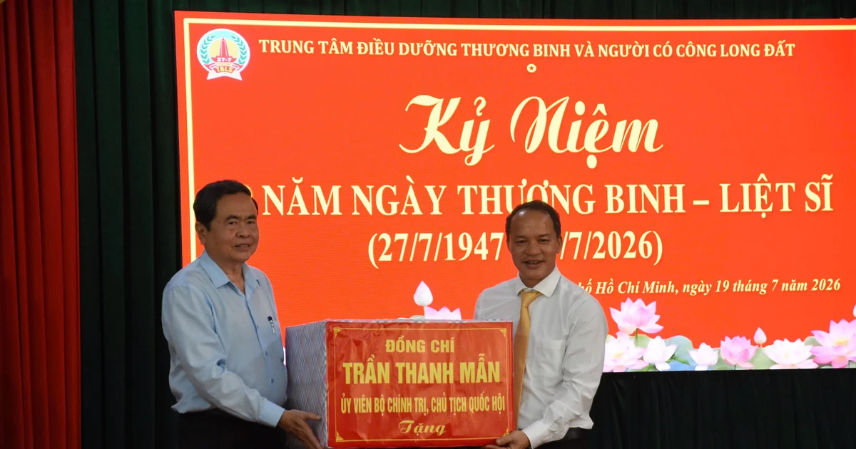 Chủ tịch Quốc hội Trần Thanh Mẫn thăm, tặng quà thương bệnh binh tại TPHCM