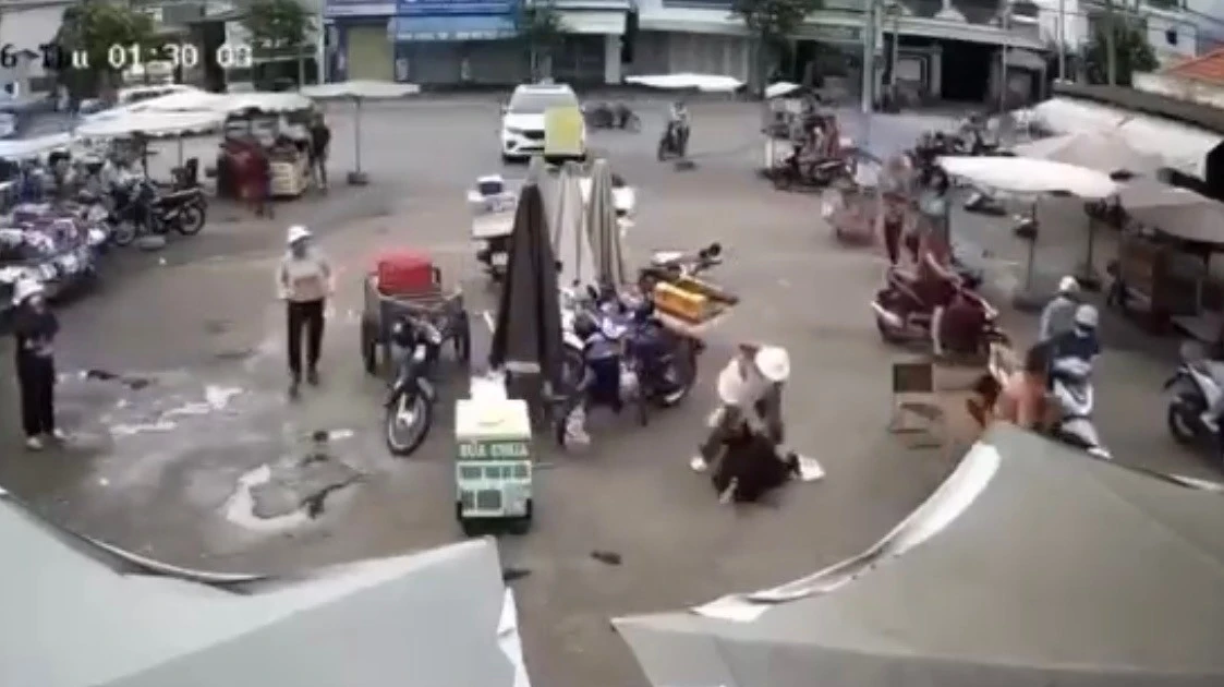 Clip: Người phụ nữ đi chợ bất ngờ bị đâm trọng thương