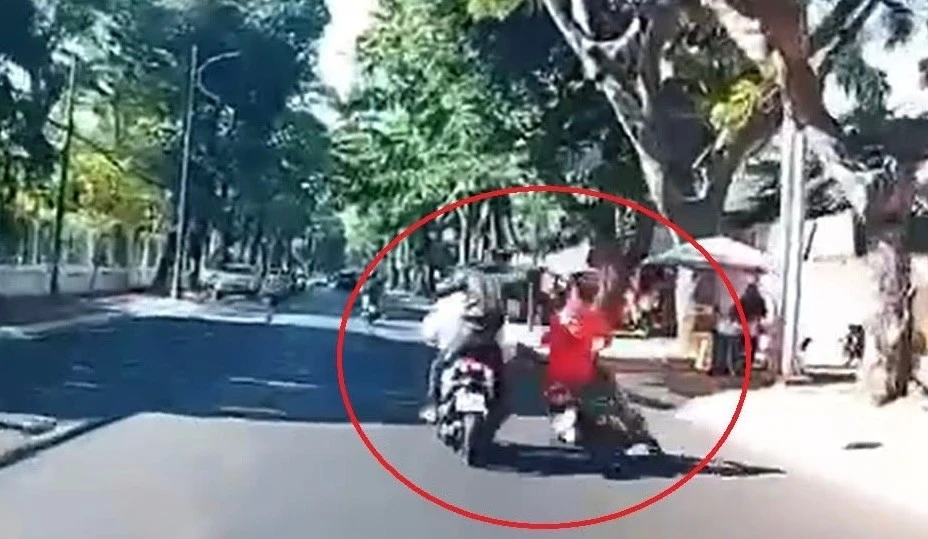 Xác minh clip nam thanh niên đang chạy xe bị tấn công bằng mũ bảo hiểm