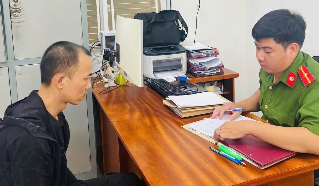 Bắt đối tượng cướp giật tiền, vàng của cụ bà bán vé số