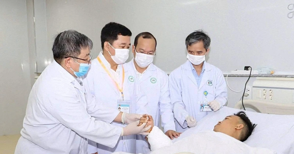 Nối thành công cánh tay đứt lìa cho nạn nhân bị tai nạn lao động