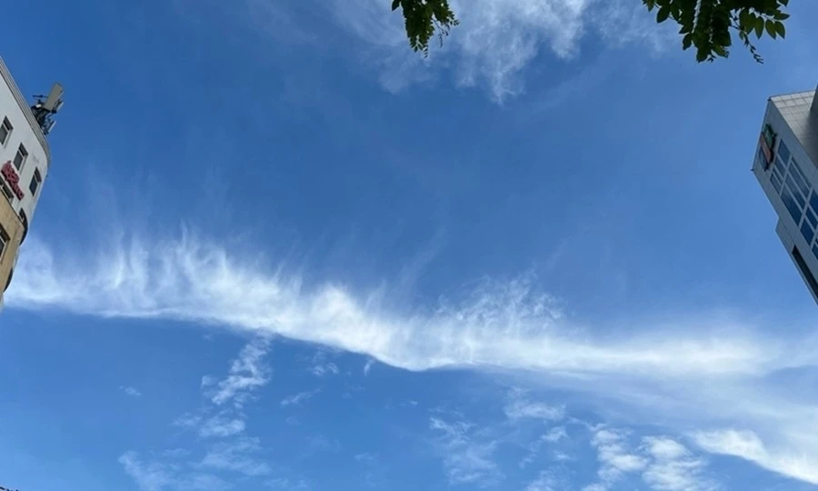 Dải mây trắng lạ vắt ngang bầu trời Hà Nội sáng nay: Báo hiệu gì về thời tiết?