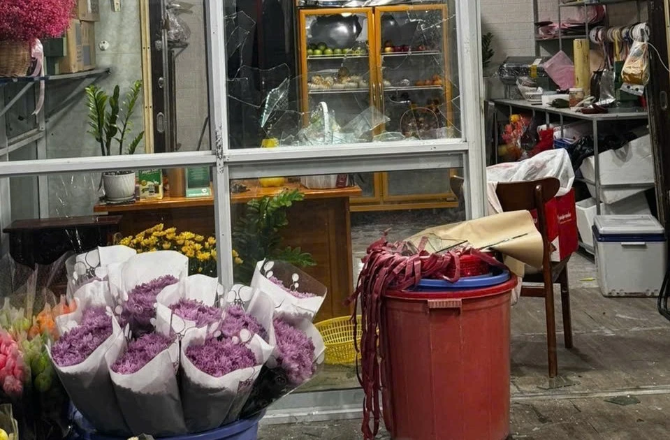 Dùng dao tấn công vợ cũ, đập phá tiệm hoa rồi bỏ trốn