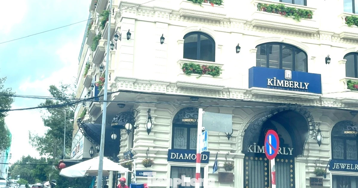 Tin mới việc cửa hàng kim cương nổi tiếng Cần Thơ 'cửa đóng then cài'
