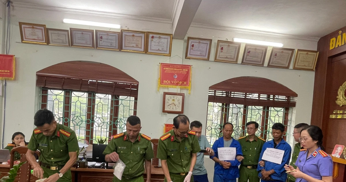 Bắt 2 đối tượng chở bao tải chứa 8 bánh Hêroin trên xe máy đi bán kiếm lời