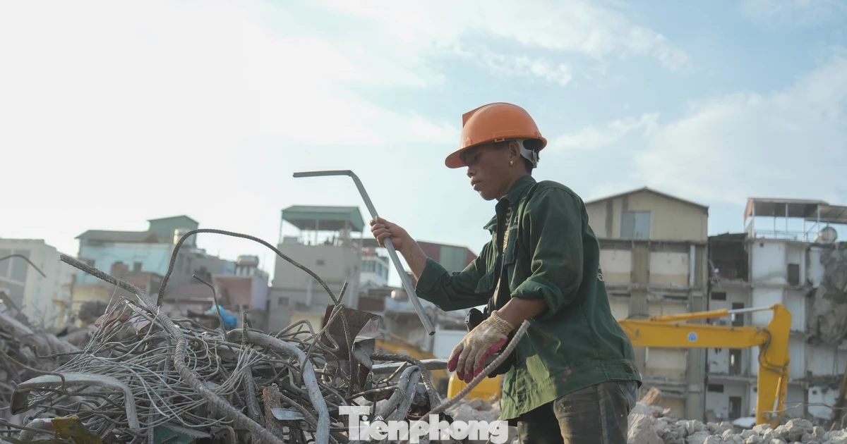 Mặt đường gần 50 độ C, lao động tự do kiệt sức giữa đợt nắng đỉnh điểm ở Hà Nội