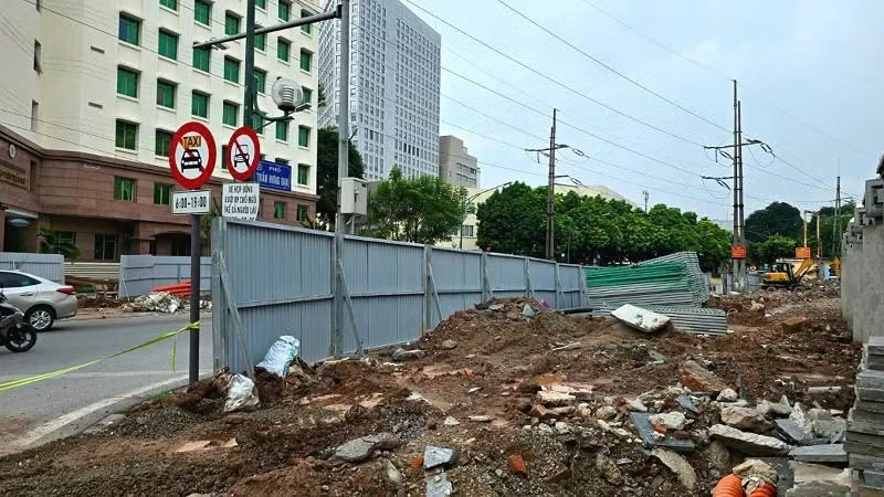 Gia hạn rào chắn phố Trần Hưng Đạo - Trần Khánh Dư
