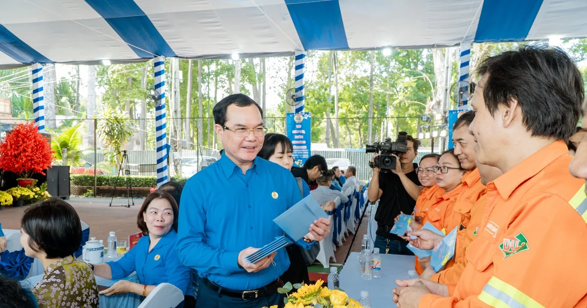 Trao hàng nghìn suất quà và vé tàu, xe miễn phí cho công nhân