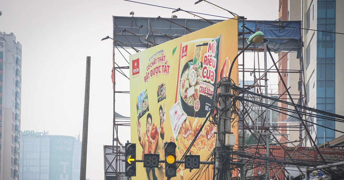'Ngộp mắt' với ma trận biển quảng cáo tràn lan phố phường Thủ đô