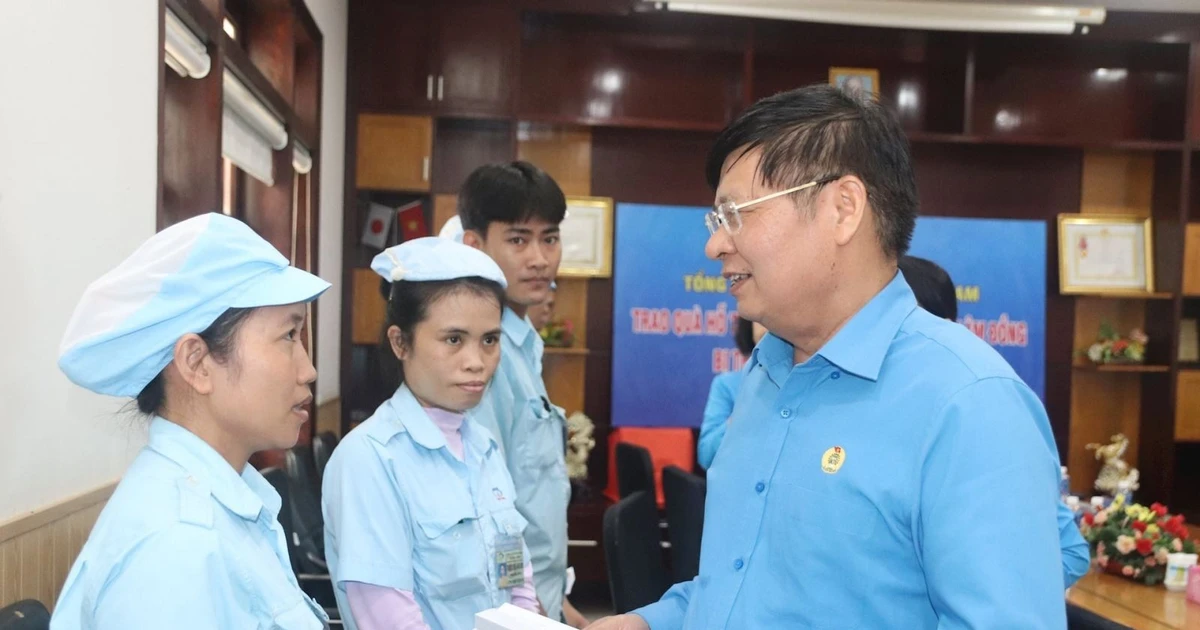 Tổng Liên đoàn Lao động Việt Nam trao 500 triệu đồng hỗ trợ người lao động vùng bão lũ