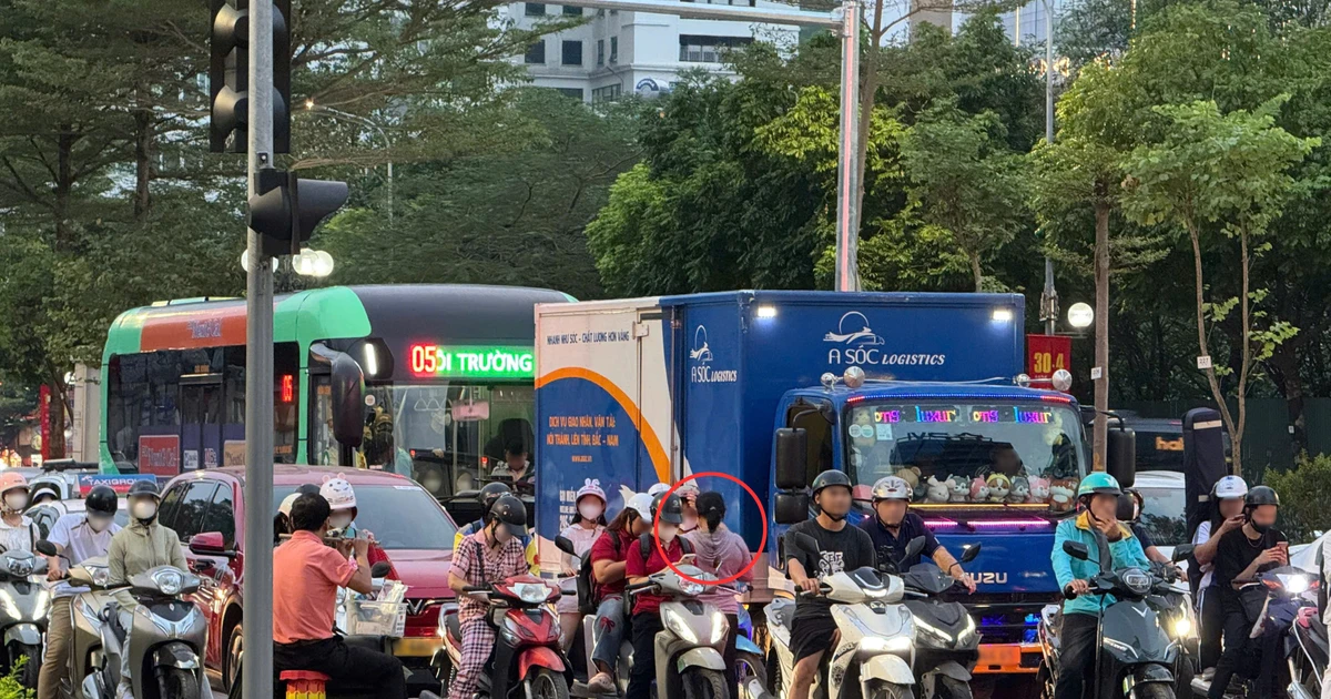 Người bán hàng tràn xuống ngã tư ở Hà Nội, nguy cơ tai nạn rình rập