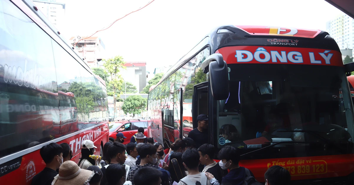 Bến xe Hà Nội 'nóng' trước kỳ nghỉ lễ: Người dân tay xách nách mang rời phố