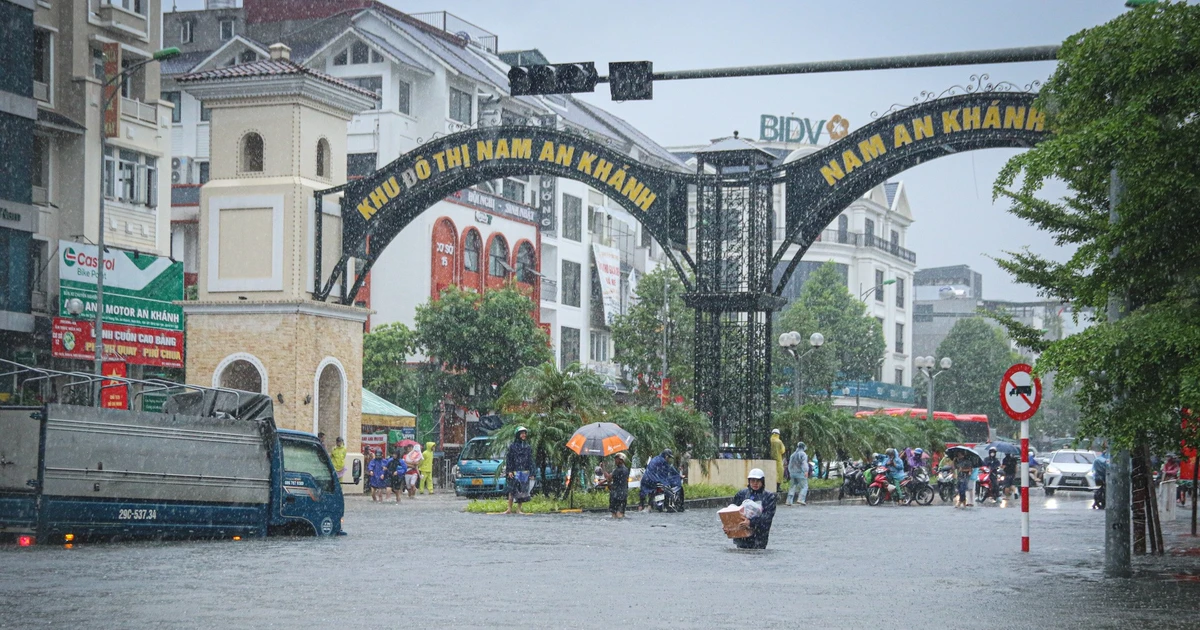 'Ốc đảo triệu đô' ngập sâu, người dân bỏ xe, vật vã lội nước đi làm