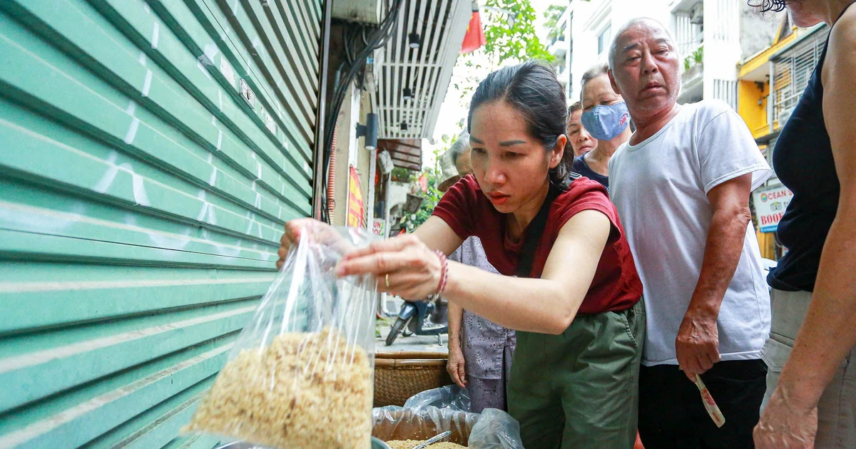 Người dân Hà Nội tất bật mua sắm trong ngày Tết Đoan Ngọ