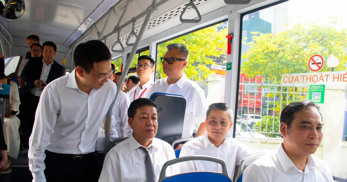 Hà Nội chính thức vận hành hệ thống vé điện tử liên thông toàn mạng lưới giao thông công cộng
